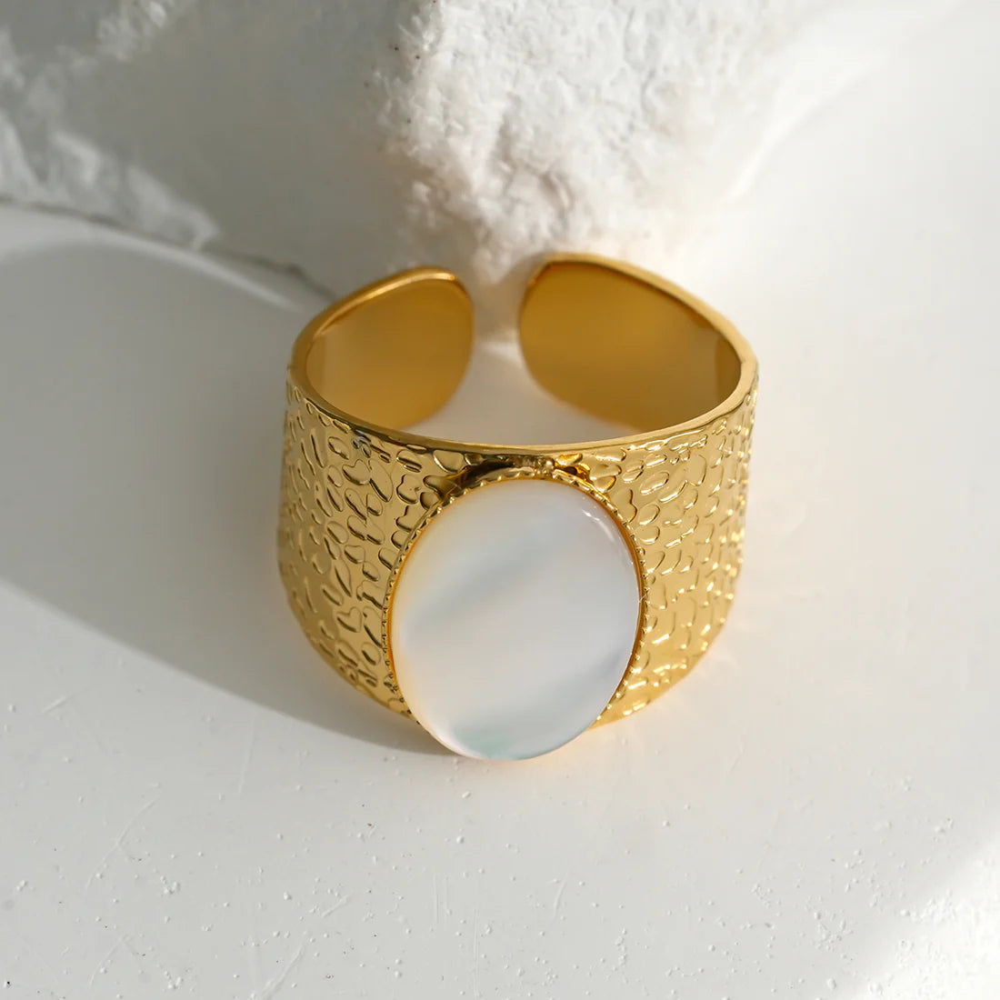 Bague dorée large avec pierre blanche - 42 roses