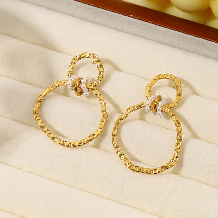 Boucles d'oreilles Dorées deux Cercles Liés Martelés - 42 roses