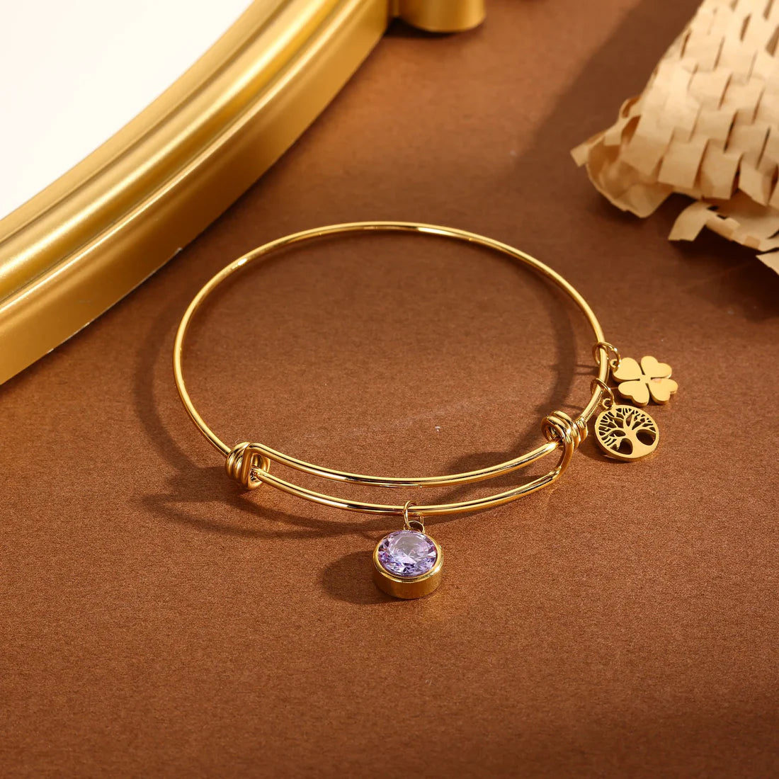 Bracelet Doré Jonc Ajustable Avec Pendentifs Trèfle Arbre Et Strass Violet - 42 roses